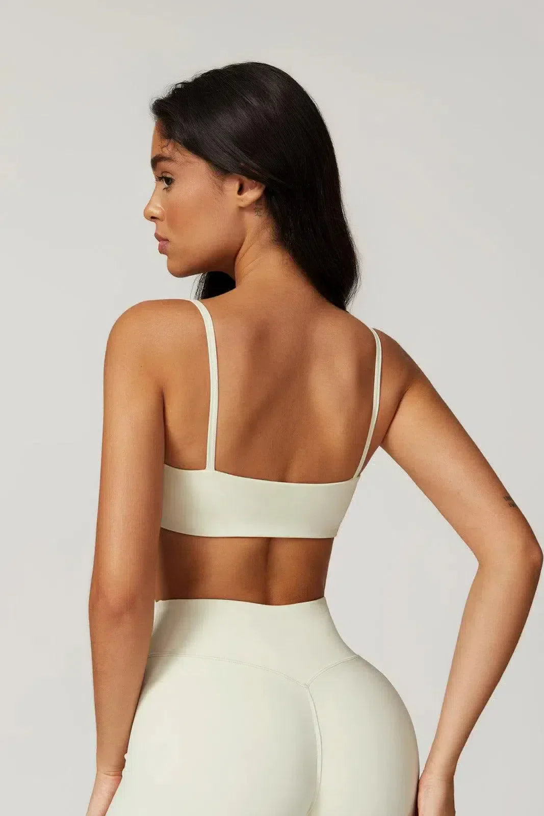 Idalia – V-waist design – Sports bra & shorts set