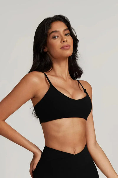 Idalia – V-waist design – Sports bra & shorts set