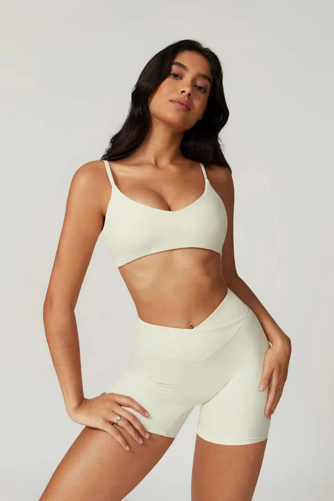 Idalia – V-waist design – Sports bra & shorts set