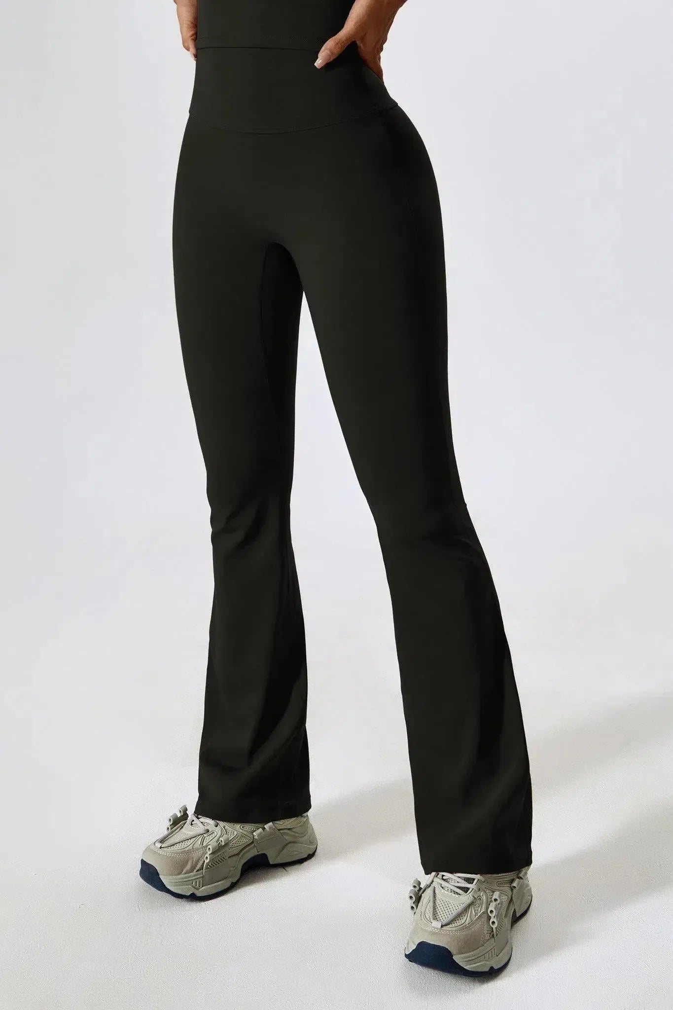 Mariuccia – Scoop neckline – Sports bra & flared leggings set